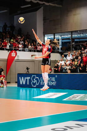 Im Bild: Aufschlag Karolina FriÄova (15, MTV Stuttgart) 10.10.2026, Dresdner SC - Allianz MTV Stuttgart, DEKRA 1. Bundesliga Frauen, Volleyball, Deutschland, Dresden, Cyberport Arena Copyright: HMBxMedia xEtiennexSchlick