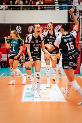 Im Bild: Jubel nach Punkt bei Dresdner SC Sarah Straube (18, Dresdner SC), Mette Pfeffer (12, Dresdner SC), Maia Dvoracek (15, Dresdner SC) 10.10.2026, Dresdner SC - Allianz MTV Stuttgart, DEKRA 1. Bundesliga Frauen, Volleyball, Deutschland, Dresden, Cyberport Arena Copyright: HMBxMedia xEtiennexSchlick