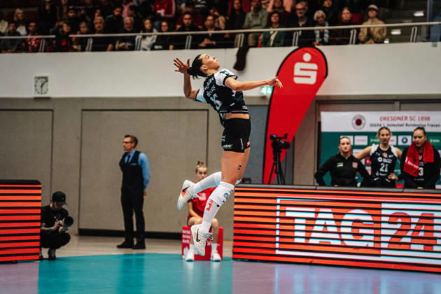 Im Bild: Aufschlag Maia Dvoracek (15, Dresdner SC) 10.10.2026, Dresdner SC - Allianz MTV Stuttgart, DEKRA 1. Bundesliga Frauen, Volleyball, Deutschland, Dresden, Cyberport Arena Copyright: HMBxMedia xEtiennexSchlick