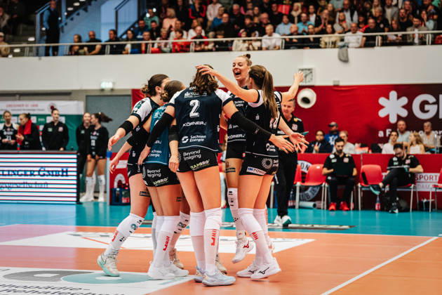 Im Bild: Team Dresdner SC jubelt nach Punkt 10.10.2026, Dresdner SC - Allianz MTV Stuttgart, DEKRA 1. Bundesliga Frauen, Volleyball, Deutschland, Dresden, Cyberport Arena Copyright: HMBxMedia xEtiennexSchlick