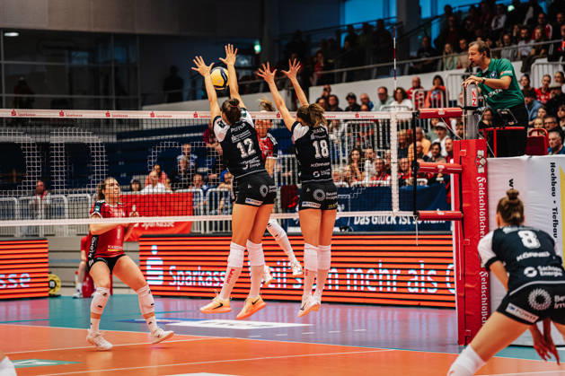 Im Bild: Block durch Sarah Straube (18, Dresdner SC) und Mette Pfeffer (12, Dresdner SC) 10.10.2026, Dresdner SC - Allianz MTV Stuttgart, DEKRA 1. Bundesliga Frauen, Volleyball, Deutschland, Dresden, Cyberport Arena Copyright: HMBxMedia xEtiennexSchlick