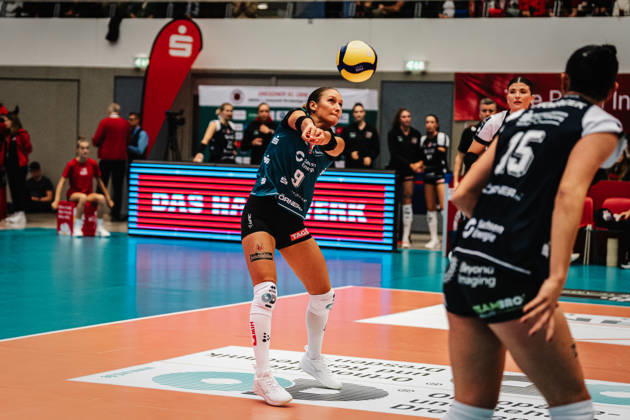 Im Bild: Annahme durch Emilia Schaarschmidt (9, Dresdner SC) 10.10.2026, Dresdner SC - Allianz MTV Stuttgart, DEKRA 1. Bundesliga Frauen, Volleyball, Deutschland, Dresden, Cyberport Arena Copyright: HMBxMedia xEtiennexSchlick