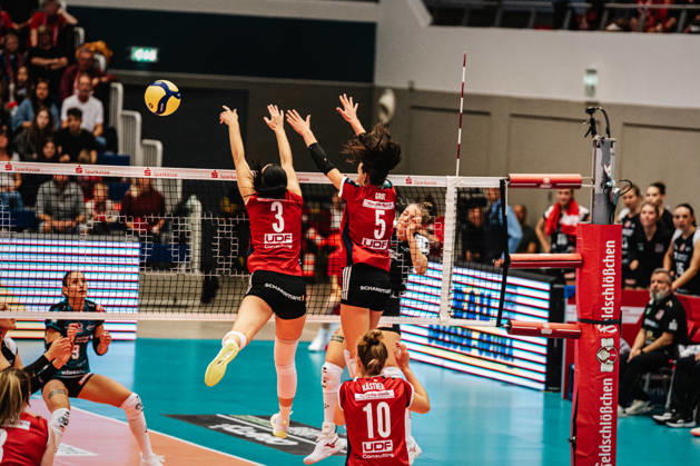 Im Bild: Block durch Allianz MTV Stuttgart 10.10.2026, Dresdner SC - Allianz MTV Stuttgart, DEKRA 1. Bundesliga Frauen, Volleyball, Deutschland, Dresden, Cyberport Arena Copyright: HMBxMedia xEtiennexSchlick