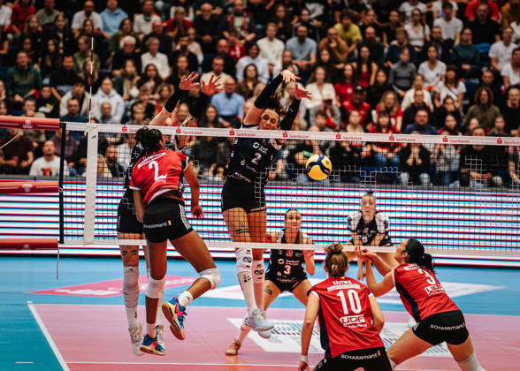 Im Bild: Block durch Dresden, Lena Olliges (3, Dresdner SC) 10.10.2026, Dresdner SC - Allianz MTV Stuttgart, DEKRA 1. Bundesliga Frauen, Volleyball, Deutschland, Dresden, Cyberport Arena Copyright: HMBxMedia xEtiennexSchlick