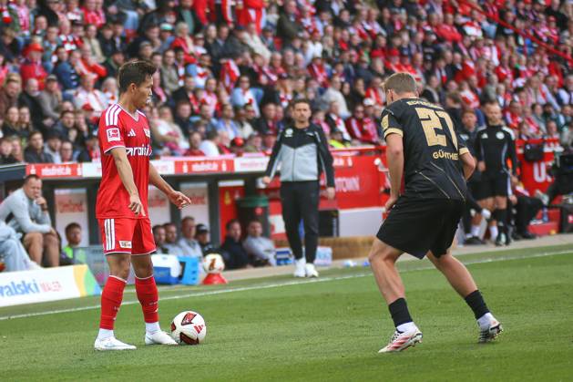 Berlin, Deutschland, 10.10.2026: Stadion Alte Försterei: 5. Spieltag, Saison 2026 27, 1. Fußball-Bundesliga: Union Berlin - SV Elversberg: Woo-yeong Jeong (11, Union Berlin) im Duell mit Lasse Günther (21, SV Elversberg) Copyright: xdtsxNachrichtenagenturx dts_137866