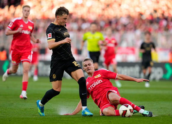 Tom Rothe (1. FC Union Berlin, 15) geht mit einer Graetsche gegen Lukas Petkov (SV Elversberg, 25) in den Zweikampf. GER, 1.FC Union Berlin vs SV Elversberg, 1. Bundesliga, 5. Spieltag, Saison 2026-27, Stadion An der Alten Foersterei, Berlin, 10.10.2026 DFL REGULATIONS PROHIBIT ANY USE OF PHOTOGRAPHS AS IMAGE SEQUENCES AND OR QUASI-VIDEO 1.FC Union Berlin vs SV Elversberg, 1. Bundesliga, 5. Spieltag, Saison 2026-27, 10.10.2026 Berlin Copyright: xEibner-Pressefoto ScottxColemanx EP_SCN