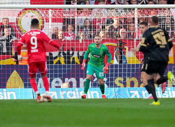 Nicolas Kristof (SV Elversberg, 20) wehrt einen Angriff von Livan Burcu (1. FC Union Berlin, 9) ab. GER, 1.FC Union Berlin vs SV Elversberg, 1. Bundesliga, 5. Spieltag, Saison 2026-27, Stadion An der Alten Foersterei, Berlin, 10.10.2026 DFL REGULATIONS PROHIBIT ANY USE OF PHOTOGRAPHS AS IMAGE SEQUENCES AND OR QUASI-VIDEO 1.FC Union Berlin vs SV Elversberg, 1. Bundesliga, 5. Spieltag, Saison 2026-27, 10.10.2026 Berlin Copyright: xEibner-Pressefoto ScottxColemanx EP_SCN