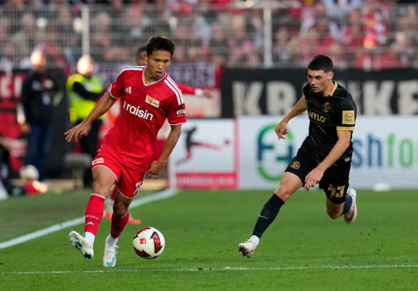 Wooyeong Jeong (1. FC Union Berlin, 11) und Felix Keidel (SV Elversberg, 43). GER, 1.FC Union Berlin vs SV Elversberg, 1. Bundesliga, 5. Spieltag, Saison 2026-27, Stadion An der Alten Foersterei, Berlin, 10.10.2026 DFL REGULATIONS PROHIBIT ANY USE OF PHOTOGRAPHS AS IMAGE SEQUENCES AND OR QUASI-VIDEO 1.FC Union Berlin vs SV Elversberg, 1. Bundesliga, 5. Spieltag, Saison 2026-27, 10.10.2026 Berlin Copyright: xEibner-Pressefoto ScottxColemanx EP_SCN