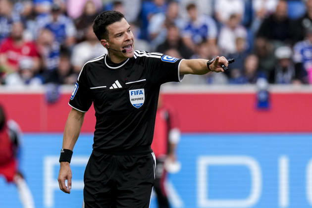 Harm Osmers (Schiedsrichter), gibt Anweisungen, gestikuliert, mit den Armen gestikulieren, Einzelbild, Einzelfoto, Aktion, Action, 10.10.2026, Sinsheim (Deutschland), Fussball, Bundesliga, TSG 1899 Hoffenheim - Hamburger SV, DFB DFL REGULATIONS PROHIBIT ANY USE OF PHOTOGRAPHS AS IMAGE SEQUENCES AND OR QUASI-VIDEO.