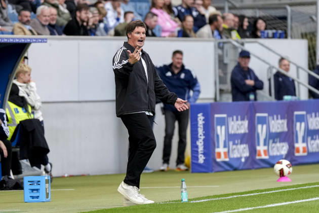 Merlin Polzin (Trainer, Cheftrainer, HSV), gibt Anweisungen, gestikuliert, mit den Armen gestikulieren, Freisteller, Ganzkörper, Einzelbild, Einzelfoto, Aktion, Action, am Spielfeldrand, an der Seitenauslinie, 10.10.2026, Sinsheim (Deutschland), Fussball, Bundesliga, TSG 1899 Hoffenheim - Hamburger SV, DFB DFL REGULATIONS PROHIBIT ANY USE OF PHOTOGRAPHS AS IMAGE SEQUENCES AND OR QUASI-VIDEO.