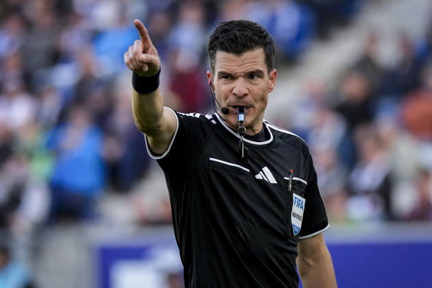 Harm Osmers (Schiedsrichter), gibt Anweisungen, gestikuliert, mit den Armen gestikulieren, Einzelbild, Einzelfoto, Aktion, Action, 10.10.2026, Sinsheim (Deutschland), Fussball, Bundesliga, TSG 1899 Hoffenheim - Hamburger SV, DFB DFL REGULATIONS PROHIBIT ANY USE OF PHOTOGRAPHS AS IMAGE SEQUENCES AND OR QUASI-VIDEO.