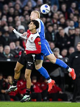 ROTTERDAM - (lr) Oussama Targhalline of Feyenoord, Mexx Meerdink of AZ Alkmaar during the Dutch Eredivisie match between Feyenoord and AZ Alkmaar at Feyenoord stadium De Kuip on 10 October 2026 in Rotterdam, the Netherlands. OLAF KRAAK ANP Eredivisie 2026 27 xVIxANPxSportx xxANPxIVx 572040620 originalFilename: 572040620.jpg