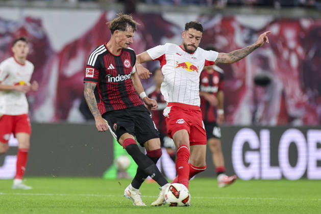 Robin Koch (Eintracht Frankfurt) und Romulo Cardoso (RB Leipzig) kaempfen um den Ball waehrend des spiels der 1. Bundesliga zwischen RB Leipzig und Eintracht Frankfurt, Red Bull Arena am 10. October 2026 in Leipzig, Deutschland. (Foto von Marco Steinbrenner DeFodi Images) +++ Robin Koch (Eintracht Frankfurt) und Romulo Cardoso (RB Leipzig) battle for the ball during the Bundesliga match between RB Leipzig and Eintracht Frankfurt at Red Bull Arena on October 10, 2026 in Leipzig, Germany. (Photo by Marco Steinbrenner DeFodi Images) DFB DFL REGULATIONS PROHIBIT ANY USE OF PHOTOGRAPHS AS IMAGE SEQUENCES AND OR QUASI-VIDEO. (Photo by Marco Steinbrenner DeFodi Images) -