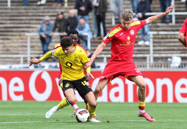 Samstag 10.10.2026, Saison 2026 27, Regionalliga West, 12. Spieltag im Stadion Rote Erde Dortmund, BVB Borussia Dortmund II - SG Wattenscheid 09, Samuele Inacio (BVB II) gegen Henri Bollmann (SGW), v.l.