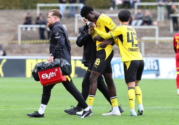 Samstag 10.10.2026, Saison 2026 27, Regionalliga West, 12. Spieltag im Stadion Rote Erde Dortmund, BVB Borussia Dortmund II - SG Wattenscheid 09, Verletzungsbedingte Auswechselung von Mussa Kaba (BVB II) mit Arzt Dr. Dirk Tintrup (BVB) und Takata Yamamoto (BVB II), v.l.