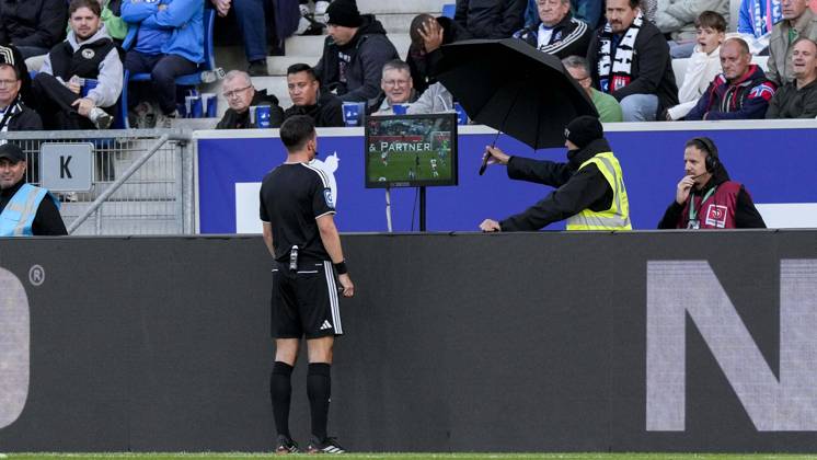 Harm Osmers (Schiedsrichter) konsultiert nach dem vermeintlichen Tor zum 2:2 für den HSV zum zweiten Mal den Video Assist Referee, VAR, Videobeweis, Videoschiedsrichter, Video, Aktion, Action, Spielszene, 10.10.2026, Sinsheim (Deutschland), Fussball, Bundesliga, TSG 1899 Hoffenheim - Hamburger SV, DFB DFL REGULATIONS PROHIBIT ANY USE OF PHOTOGRAPHS AS IMAGE SEQUENCES AND OR QUASI-VIDEO.