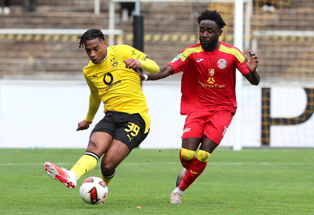 Samstag 10.10.2026, Saison 2026 27, Regionalliga West, 12. Spieltag im Stadion Rote Erde Dortmund, BVB Borussia Dortmund II - SG Wattenscheid 09, Filippo Calixte Mane (BVB II) gegen Robert Nnaji (SGW), v.l.
