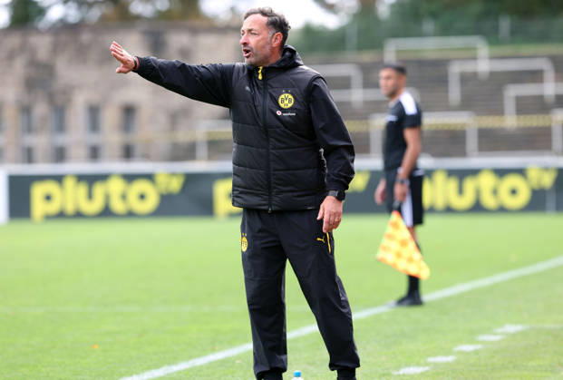 Samstag 10.10.2026, Saison 2026 27, Regionalliga West, 12. Spieltag im Stadion Rote Erde Dortmund, BVB Borussia Dortmund II - SG Wattenscheid 09, Trainer Daniel Rios (Trainer, BVB II) gibt Anweisungen an sein Team