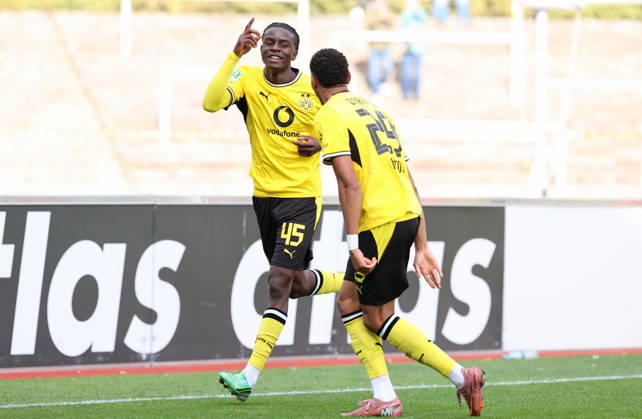 Samstag 10.10.2026, Saison 2026 27, Regionalliga West, 12. Spieltag im Stadion Rote Erde Dortmund, BVB Borussia Dortmund II - SG Wattenscheid 09, Dortmunder Torjubel zum 3:2: Daniel Gabriel Nsumbu (BVB II) mit Kevin Mutove (BVB II), v.l.