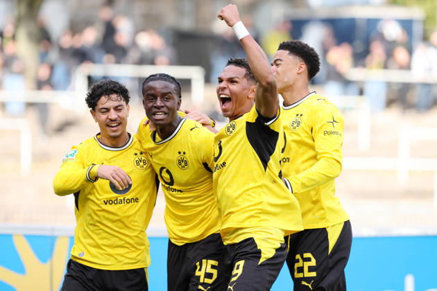 Samstag 10.10.2026, Saison 2026 27, Regionalliga West, 12. Spieltag im Stadion Rote Erde Dortmund, BVB Borussia Dortmund II - SG Wattenscheid 09, Dortmunder Torjubel zum 3:2: Ayman Azhil (BVB II), Daniel Gabriel Nsumbu (BVB II), Kevin Mutove (BVB II) und Diego Ngambia Dzonga (BVB II), v.l.
