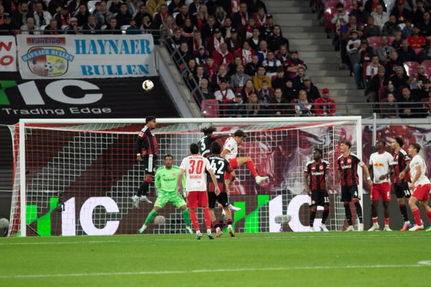 1. Fußball Bundesliga: RB Leipzig - Eintracht Frankfurt; 10.10.2026 Gefahr, Trubel vor dem Tor von Eintracht Frankfurt. LEIPZIG, DEUTSCHLAND - OCTOBER 10: Bundesliga-Spiel RB Leipzig - Eintracht Frankfurt in der Red Bull Arena am 5. Spieltag der 1. Bundesliga am October 10, 2026 in Leipzig, Deutschland. DFL REGULATIONS PROHIBIT ANY USE OF PHOTOGRAPHS AS IMAGE SEQUENCES AND OR QUASI-VIDEO. Copyright: xBEAUTIFULxSPORTS JanxKaeferx