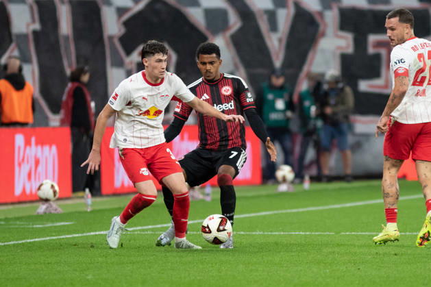 1. Fußball Bundesliga: RB Leipzig - Eintracht Frankfurt; 10.10.2026 Andrija Maksimovic (30, RB Leipzig) gegen Ansgar Knauff (7, Eintracht Frankfurt). LEIPZIG, DEUTSCHLAND - OCTOBER 10: Bundesliga-Spiel RB Leipzig - Eintracht Frankfurt in der Red Bull Arena am 5. Spieltag der 1. Bundesliga am October 10, 2026 in Leipzig, Deutschland. DFL REGULATIONS PROHIBIT ANY USE OF PHOTOGRAPHS AS IMAGE SEQUENCES AND OR QUASI-VIDEO. Copyright: xBEAUTIFULxSPORTS JanxKaeferx