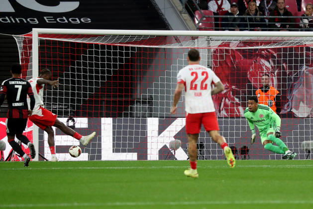 10.10.2026, xgox, Fussball 1.Bundesliga, RB Leipzig - Eintracht Frankfurt v.l. Ezechiel Banzuzi (RB Leipzig) Torschuetze, erzielt das Tor, Treffer, scores the goal 1:0 Noah Atubolu (Eintracht Frankfurt) (DFL DFB REGULATIONS PROHIBIT ANY USE OF PHOTOGRAPHS as IMAGE SEQUENCES and or QUASI-VIDEO) Leipzig