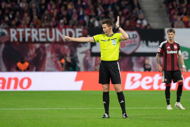 1. Fußball Bundesliga: RB Leipzig - Eintracht Frankfurt; 10.10.2026 Schiedsrichter Daniel Siebert. LEIPZIG, DEUTSCHLAND - OCTOBER 10: Bundesliga-Spiel RB Leipzig - Eintracht Frankfurt in der Red Bull Arena am 5. Spieltag der 1. Bundesliga am October 10, 2026 in Leipzig, Deutschland. DFL REGULATIONS PROHIBIT ANY USE OF PHOTOGRAPHS AS IMAGE SEQUENCES AND OR QUASI-VIDEO. Copyright: xBEAUTIFULxSPORTS JanxKaeferx