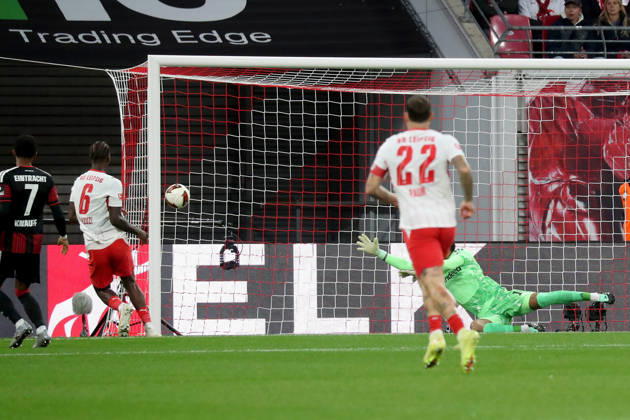 10.10.2026, xgox, Fussball 1.Bundesliga, RB Leipzig - Eintracht Frankfurt v.l. Ezechiel Banzuzi (RB Leipzig) Torschuetze, erzielt das Tor, Treffer, scores the goal 1:0 Noah Atubolu (Eintracht Frankfurt) (DFL DFB REGULATIONS PROHIBIT ANY USE OF PHOTOGRAPHS as IMAGE SEQUENCES and or QUASI-VIDEO) Leipzig