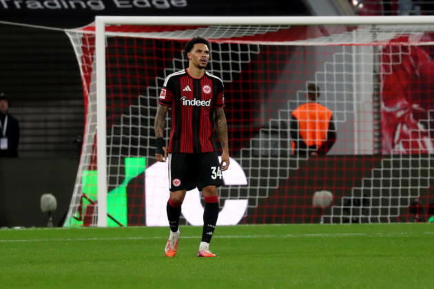 10.10.2026, xgox, Fussball 1.Bundesliga, RB Leipzig - Eintracht Frankfurt v.l. Nnamdi Collins (Eintracht Frankfurt) Enttäuscht, traurig, frustriert, ratlos, (DFL DFB REGULATIONS PROHIBIT ANY USE OF PHOTOGRAPHS as IMAGE SEQUENCES and or QUASI-VIDEO) Leipzig