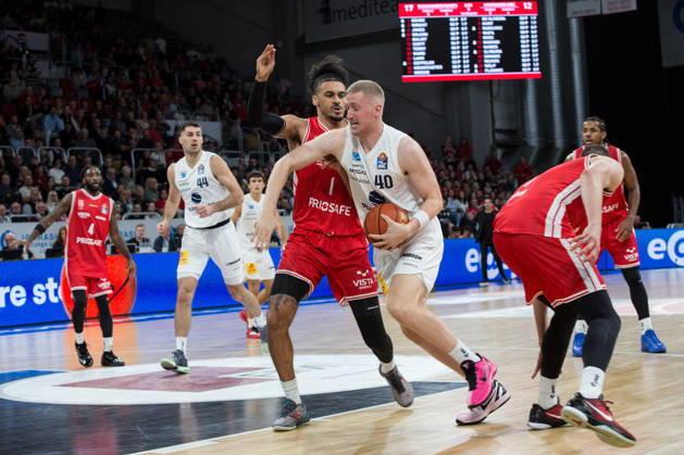 Bamberg, Deutschland 10. Oktober 2026: easyCredit BBL - 2026 2027 - 5. Spieltag - BMA365 Bamberg Baskets gegen Syntainics MBC Im Bild: v. li. Jonathan Bähre (Bamberg) und Collin Welp (MBC Weißenfels) Brose Arena Bayern Copyright: xFotostandx xSchmittx