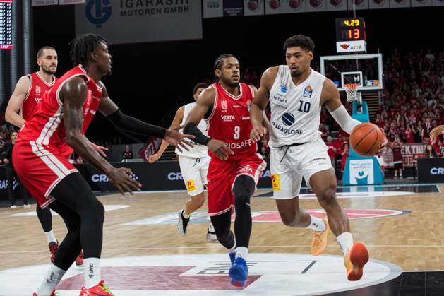 Bamberg, Deutschland 10. Oktober 2026: easyCredit BBL - 2026 2027 - 5. Spieltag - BMA365 Bamberg Baskets gegen Syntainics MBC Im Bild: v. li. Jordan Wright (Bamberg) und Kostja Mushidi (MBC Weißenfels) Brose Arena Bayern Copyright: xFotostandx xSchmittx