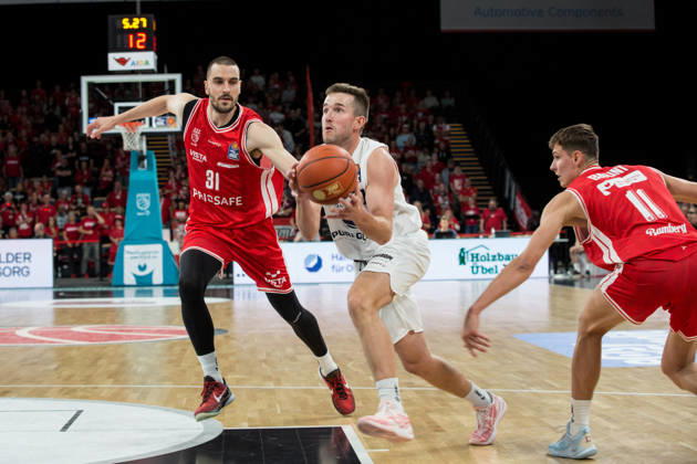Bamberg, Deutschland 10. Oktober 2026: easyCredit BBL - 2026 2027 - 5. Spieltag - BMA365 Bamberg Baskets gegen Syntainics MBC Im Bild: v. li Daniel Keppeler (Bamberg) und Spencer Reaves (MBC Weißenfels) Brose Arena Bayern Copyright: xFotostandx xSchmittx