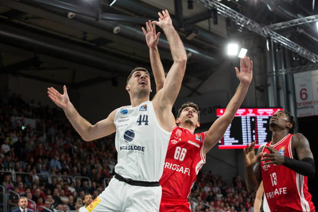 Bamberg, Deutschland 10. Oktober 2026: easyCredit BBL - 2026 2027 - 5. Spieltag - BMA365 Bamberg Baskets gegen Syntainics MBC Im Bild: v. li. Jure Planinic (MBC Weißenfels) und Yual Hochstadter (Bamberg) Brose Arena Bayern Copyright: xFotostandx xSchmittx