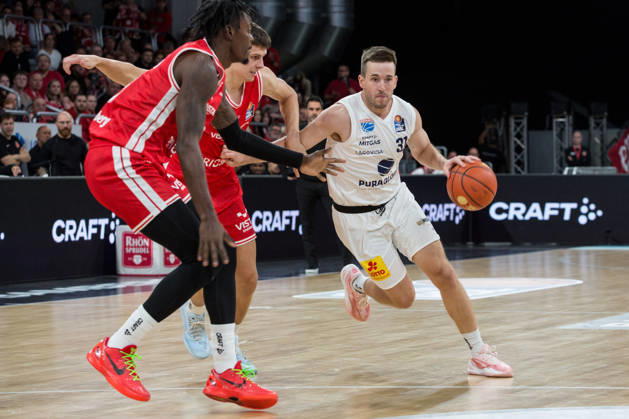 Bamberg, Deutschland 10. Oktober 2026: easyCredit BBL - 2026 2027 - 5. Spieltag - BMA365 Bamberg Baskets gegen Syntainics MBC Im Bild: Spencer Reaves (MBC Weißenfels) zieht durch die Bamberger Zone Brose Arena Bayern Copyright: xFotostandx xSchmittx