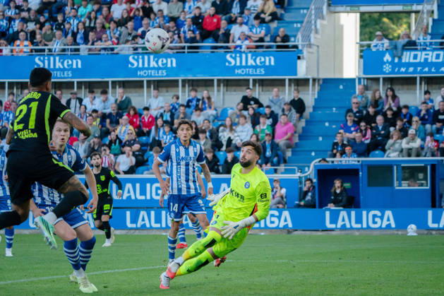 ESP: LaLiga EA Sports Deportivo Alaves v Atletico Madrid Cristian Romero of Atletico de Madrid scores goal and Antonio Sivera of Deportivo Alaves during LaLiga EA Sports between Deportivo Alaves v Atletico Madrid played at Mendizorroza Stadium in Vitoria-Gasteiz on October 10, 2026 in Spain VITORIA GASTEIZ Spain Futbol Copyright: xAgenciaxLOFx