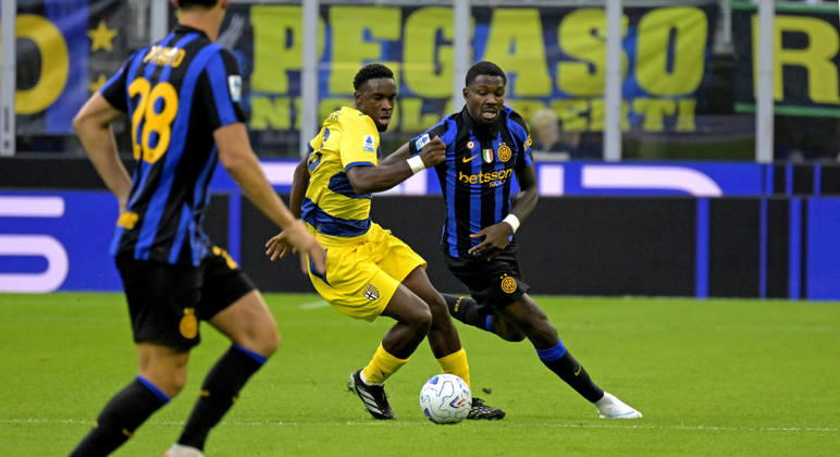 Foto IPP Paolo Bona Milano 10 10 2026 Campionato Seria A di Calcio stagione 2026 2027 partita Inter-Parma Nella foto Mandela Keita e Marcus Thuram Italy Photo Press Worldwide Copyright italy Italy ITALY  Copyright: xR4924_italyphotopressx