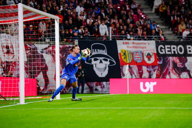 Maarten Vandevoordt (RB Leipzig, 26) haelt den Ball, gehalten, abgewehrt, GER, RB Leipzig vs. Eintracht Frankfurt, Fussball, 1. Bundesliga Herren, 5. Spieltag, Spielzeit 2026 2027, 10.10.2026 DFL regulations prohibit any use of photographs as image sequences and or quasi-video. GER, RB Leipzig vs. Eintracht Frankfurt, Fussball, 1. Bundesliga Herren, 5. Spieltag, Spielzeit 2026 2027, 10.10.2026 Leipzig Copyright: xEibner-Pressefoto LauraxRoemerx EP_LRR