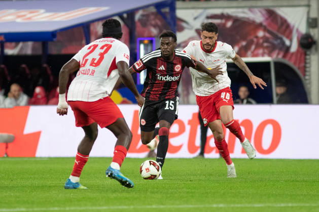 1. Fußball Bundesliga: RB Leipzig - Eintracht Frankfurt; 10.10.2026 Noel Aseko (15, Eintracht Frankfurt), verfolgt von Romulo Cardoso da Cruz (40, RB Leipzig). LEIPZIG, DEUTSCHLAND - OCTOBER 10: Bundesliga-Spiel RB Leipzig - Eintracht Frankfurt in der Red Bull Arena am 5. Spieltag der 1. Bundesliga am October 10, 2026 in Leipzig, Deutschland. DFL REGULATIONS PROHIBIT ANY USE OF PHOTOGRAPHS AS IMAGE SEQUENCES AND OR QUASI-VIDEO. Copyright: xBEAUTIFULxSPORTS JanxKaeferx