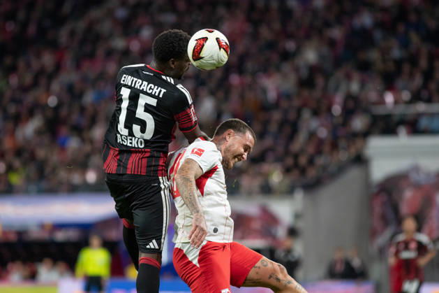 1. Fußball Bundesliga: RB Leipzig - Eintracht Frankfurt; 10.10.2026 Noel Aseko (15, Eintracht Frankfurt) mit Kapitän David Raum (22, RB Leipzig) im Kopfball-Duell. LEIPZIG, DEUTSCHLAND - OCTOBER 10: Bundesliga-Spiel RB Leipzig - Eintracht Frankfurt in der Red Bull Arena am 5. Spieltag der 1. Bundesliga am October 10, 2026 in Leipzig, Deutschland. DFL REGULATIONS PROHIBIT ANY USE OF PHOTOGRAPHS AS IMAGE SEQUENCES AND OR QUASI-VIDEO. Copyright: xBEAUTIFULxSPORTS JanxKaeferx