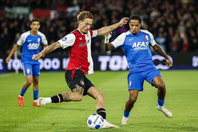 ROTTERDAM - (lr) Luciano Valente of Feyenoord, Elijah Dijkstra of AZ Alkmaar during the Dutch Eredivisie match between Feyenoord and AZ Alkmaar at Feyenoord Stadium De Kuip on 10 October 2026 in Rotterdam, the Netherlands. BAS CZERWINSKI ANP Eredivisie 2026 27 xVIxANPxSportx xxANPxIVx 572043115 originalFilename: 572043115.jpg