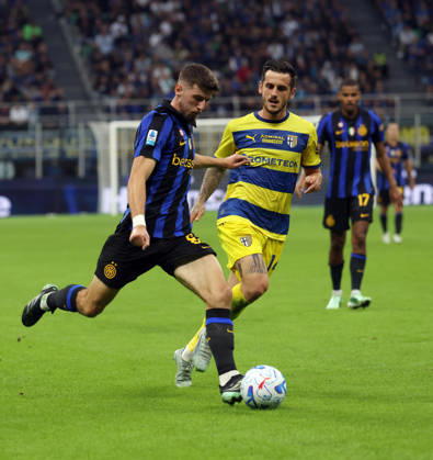 October 10, 2026, Milan, MILAN: Inter Milan™s Petar Sicic (L) challenges for the ball with Parma™s Emanuele Valeri during the Italian serie A soccer match between Inter and Parma at Giuseppe Meazza stadium in Milan, 10 October 2026..ANSA MATTEO BAZZI. Serie A: Inter Vs Parma  - ZUMAa110 20261010_zaf_a110_038 Copyright: xMatteoxBazzix