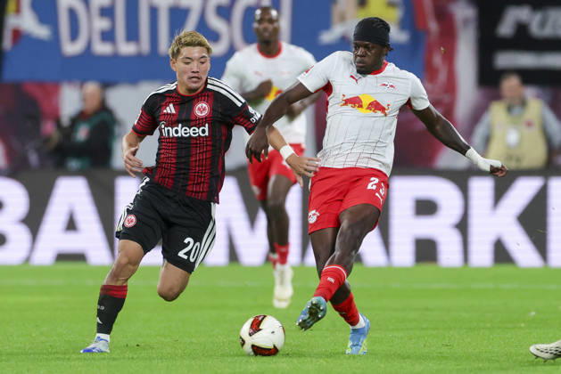 Ritsu Doan (Eintracht Frankfurt) und Castello Lukeba (RB Leipzig) kaempfen um den Ball waehrend des spiels der 1. Bundesliga zwischen RB Leipzig und Eintracht Frankfurt, Red Bull Arena am 10. October 2026 in Leipzig, Deutschland. (Foto von Marco Steinbrenner DeFodi Images) +++ Ritsu Doan (Eintracht Frankfurt) und Castello Lukeba (RB Leipzig) battle for the ball during the Bundesliga match between RB Leipzig and Eintracht Frankfurt at Red Bull Arena on October 10, 2026 in Leipzig, Germany. (Photo by Marco Steinbrenner DeFodi Images) DFB DFL REGULATIONS PROHIBIT ANY USE OF PHOTOGRAPHS AS IMAGE SEQUENCES AND OR QUASI-VIDEO. (Photo by Marco Steinbrenner DeFodi Images) -