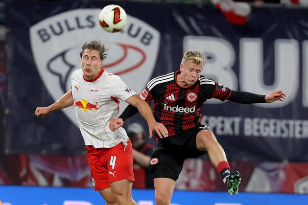 10.10.2026, xtgx, Fussball 1.Bundesliga, RB Leipzig - Eintracht Frankfurt v.l. Willi Orban (RB Leipzig) Jonathan Jonny Burkardt (Eintracht Frankfurt) Zweikampf, Aktion, action, battle for the ball (DFL DFB REGULATIONS PROHIBIT ANY USE OF PHOTOGRAPHS as IMAGE SEQUENCES and or QUASI-VIDEO) Leipzig