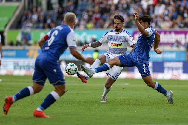 10.10.2026, GER, Fussball, Herren, 3. Liga, Saison 2026 2027, MSV Duisburg - TSG Hoffenheim II Lex-Tyger Lobinger (Duisburg) und Sean Dulic (TSG II) im Kampf um den Ball Duisburg schauinsland-reisen-Arena Nordrhein-Westfalen Deutschland Copyright: xAdrianxSchlüterx