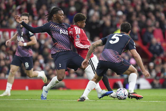 Manchester United, ManU v Tottenham Hotspur, Premier League Destiny Udogie of Tottenham Hotspur competes for the ball with Amad Diallo of Manchester United during the Manchester United v Tottenham Hotspur Premier League match at Old Trafford, Manchester, England on 10 October 2026 Credit: Steve Flynn Every Second Media Editorial use only. All images are copyright Every Second Media Limited. No images may be reproduced without prior permission. All rights reserved. Premier League and Football League images are subject to licensing agreements with Football DataCo Limited. see https: www.football-dataco.com Copyright: xIMAGO EveryxSecondxMediax ESM-2210-0057 StevexFlynnx xEveryxSecondxMediax