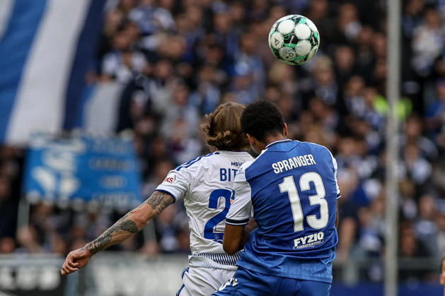 10.10.2026, GER, Fussball, Herren, 3. Liga, Saison 2026 2027, MSV Duisburg - TSG Hoffenheim II Joshua Bitter (Duisburg) und Tristan Spranger (TSG II) im Kampf um den Ball Duisburg schauinsland-reisen-Arena Nordrhein-Westfalen Deutschland Copyright: xAdrianxSchlüterx