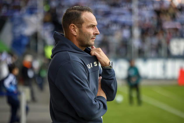 10.10.2026, GER, Fussball, Herren, 3. Liga, Saison 2026 2027, MSV Duisburg - TSG Hoffenheim II Trainer Dietmar Hirsch (Duisburg) schaut Duisburg schauinsland-reisen-Arena Nordrhein-Westfalen Deutschland Copyright: xAdrianxSchlüterx