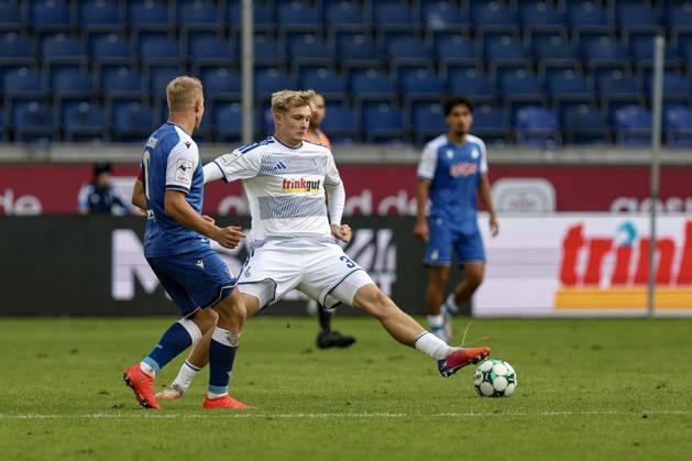 10.10.2026, GER, Fussball, Herren, 3. Liga, Saison 2026 2027, MSV Duisburg - TSG Hoffenheim II Valentin Lässig (TSG II) und Peter Remmert (Duisburg) im Kampf um den Ball Duisburg schauinsland-reisen-Arena Nordrhein-Westfalen Deutschland Copyright: xAdrianxSchlüterx