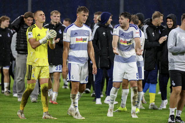 10.10.2026, GER, Fussball, Herren, 3. Liga, Saison 2026 2027, MSV Duisburg - TSG Hoffenheim II Maximilian Braune (Duisburg), Ben Schlicke (Duisburg) und Tobias Fleckstein (Duisburg) Schlussjubel, jubelt nach dem Sieg Duisburg schauinsland-reisen-Arena Nordrhein-Westfalen Deutschland Copyright: xAdrianxSchlüterx